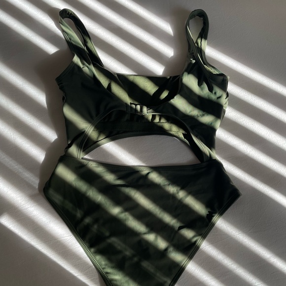 Hurley One piece - Picture 4 of 5